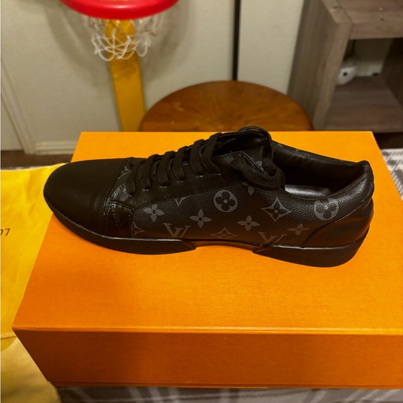 Authentic Louis Vuitton Men’s sneakers - Picture 8 of 9